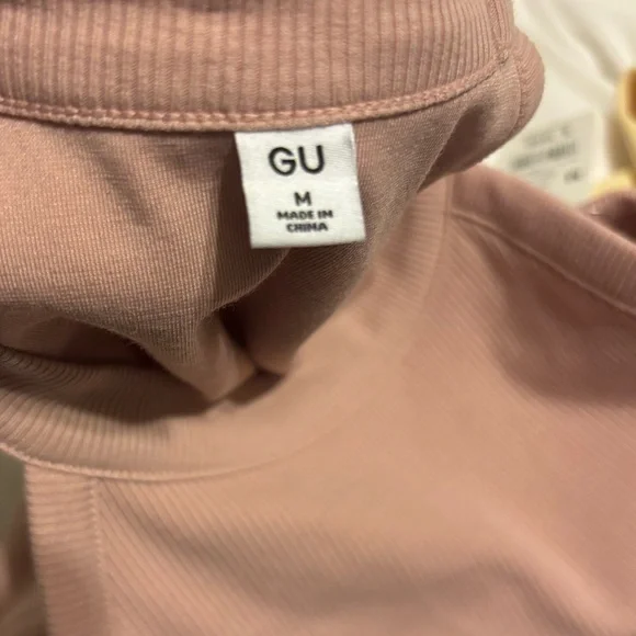 NWT GU by Uniqlo Bra-Feel Cropped Halter Neck Tank Top Pink - Picture 3 of 4